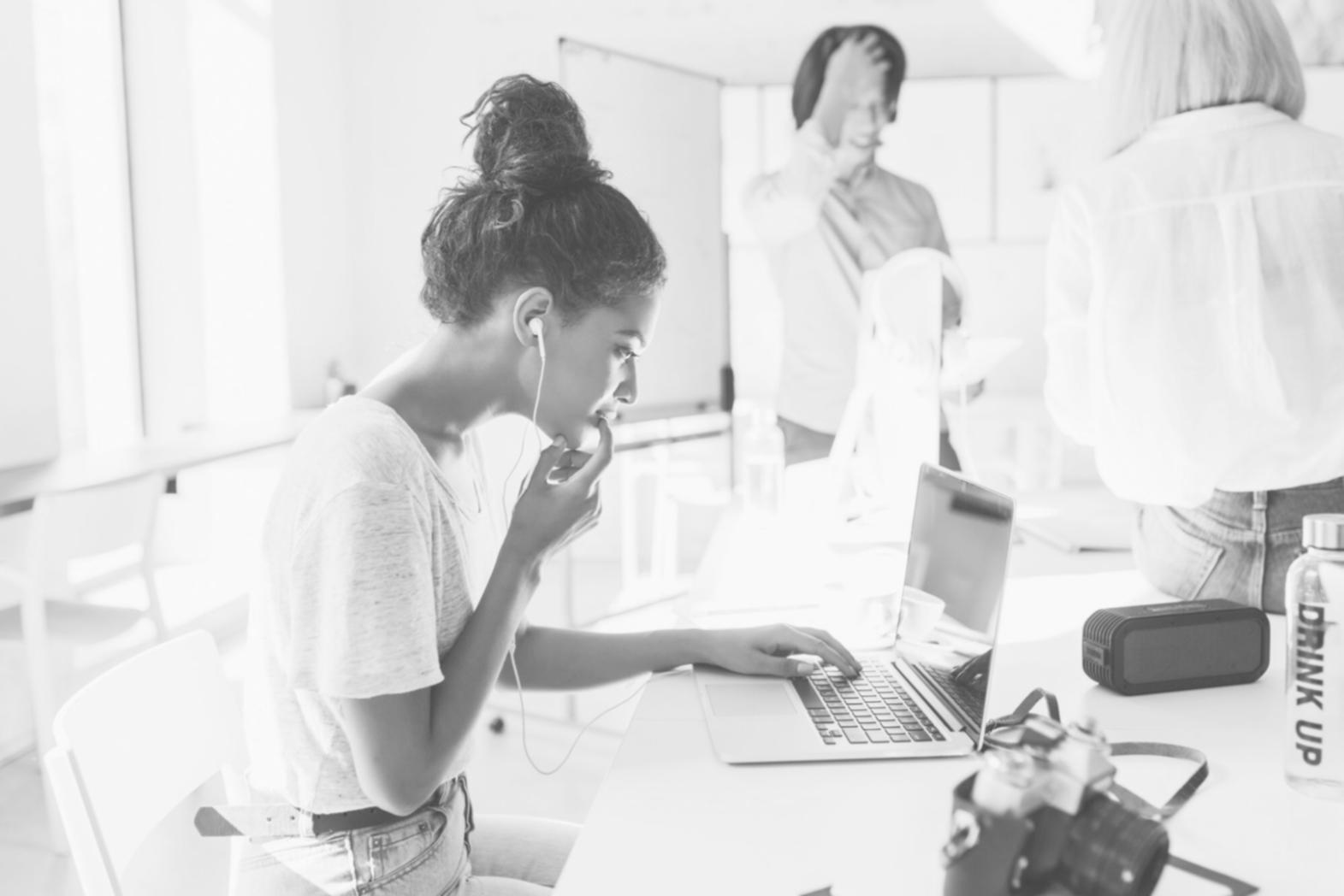Profesionales trabajando en análisis financiero colaborativo